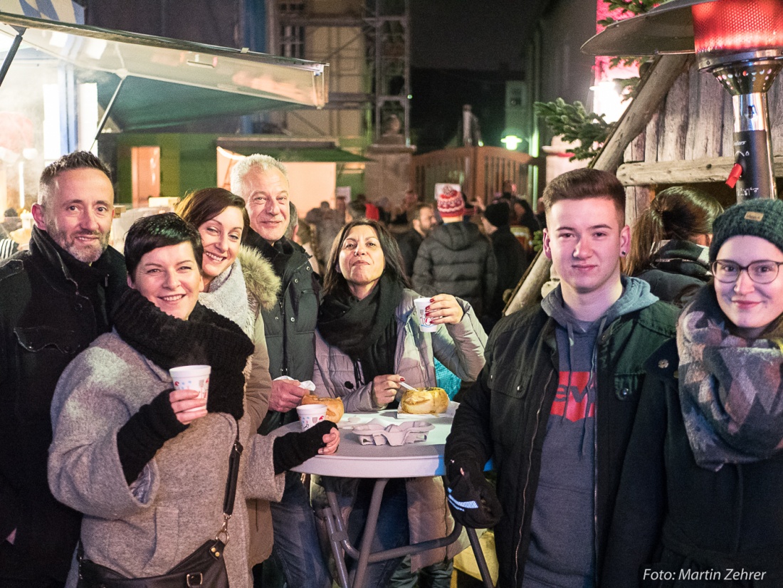 Foto: Martin Zehrer - Lustig, gesellig und zufrieden... Besucher des Candle-Light-Shopping 2017 in Kemnath  