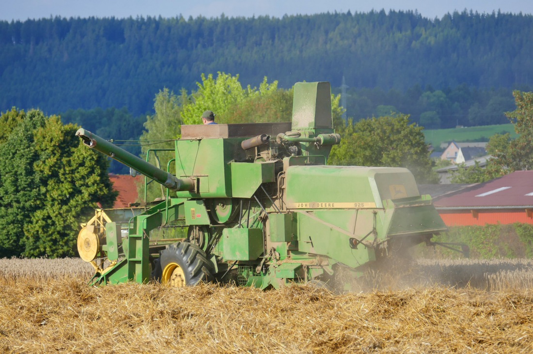 Foto: Martin Zehrer - Dreschen bei Kulmain... Wenn alle abgedroschen haben ist Herbst 