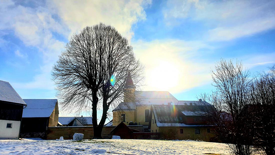 Foto: Martin Zehrer - Die Sonne steht über der Kirche von Kirchenpingarten. Ein wunderbarer Silvestertag 2020. 