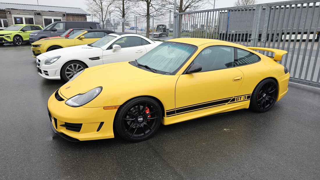 Der Porsche GT3 ist die track-orientierte Version des 911 -  leichter, härter abgestimmt und mit einem hochdrehenden Saugmotor ohne Turbo.
Gesehen auf dem FAST and SERIOUS - Tuning Treffen in Mitterteich auf dem Gelände von Automobile Höcht.


