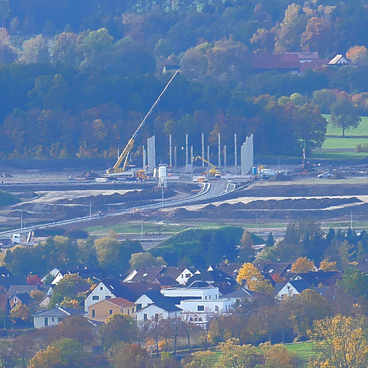 Foto: Martin Zehrer - Das neue Baugebiet bei Kemnath.  <br />
Hier lässt sich das Unternehmen Makgraf aus Immenreuth nieder.<br />
Man erkennt die Betonpfeiler für eine große Halle. 