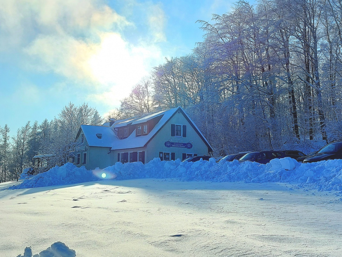 Das Mesnerhaus am Armesberg im Schnee.

Heute hatte es auch Tagsüber ca. -7 Grad Kälte. Ein wundervoller, eisiger  Wintertag.