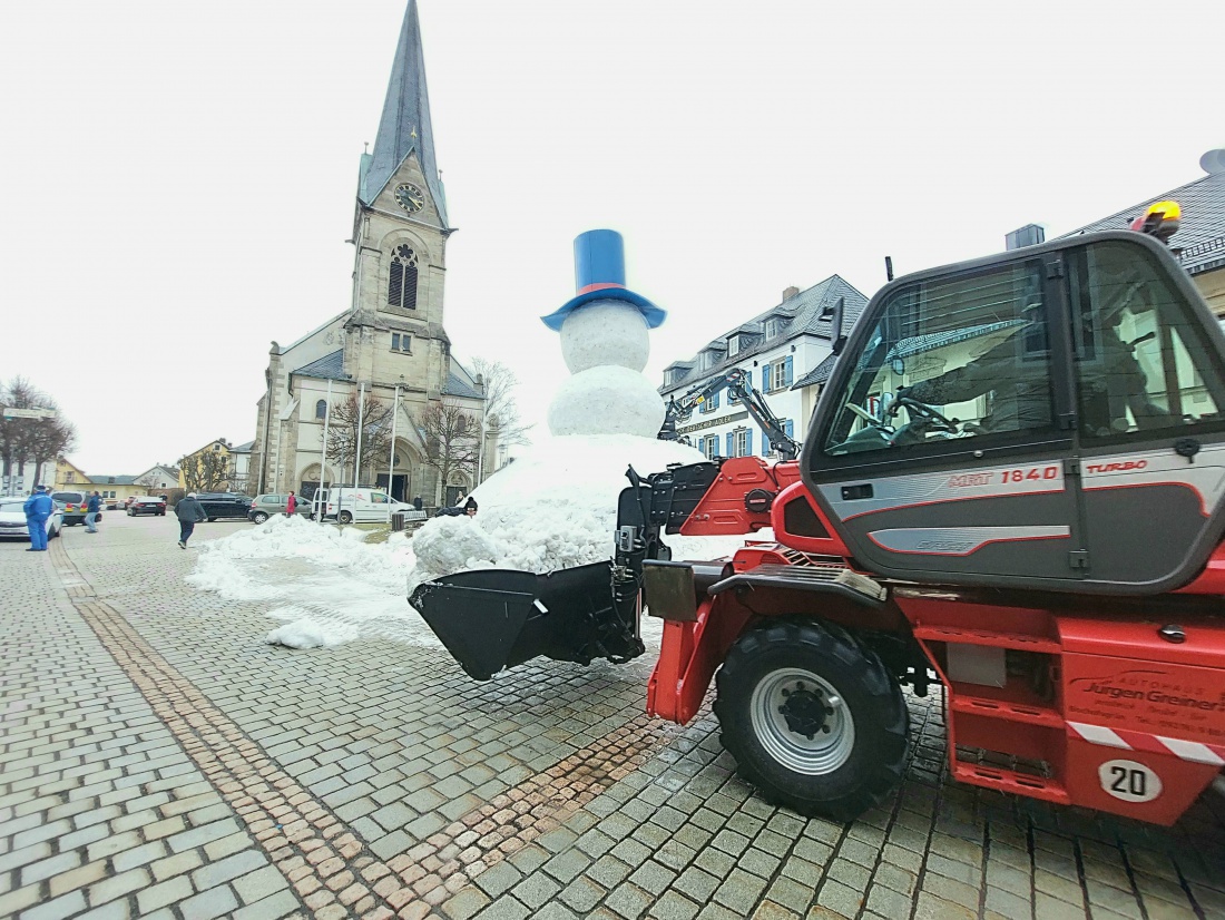 Foto: Martin Zehrer - Es ist soweit... der riesige Schneemann von Bischofsgrün steht stolz am Marktplatz.  