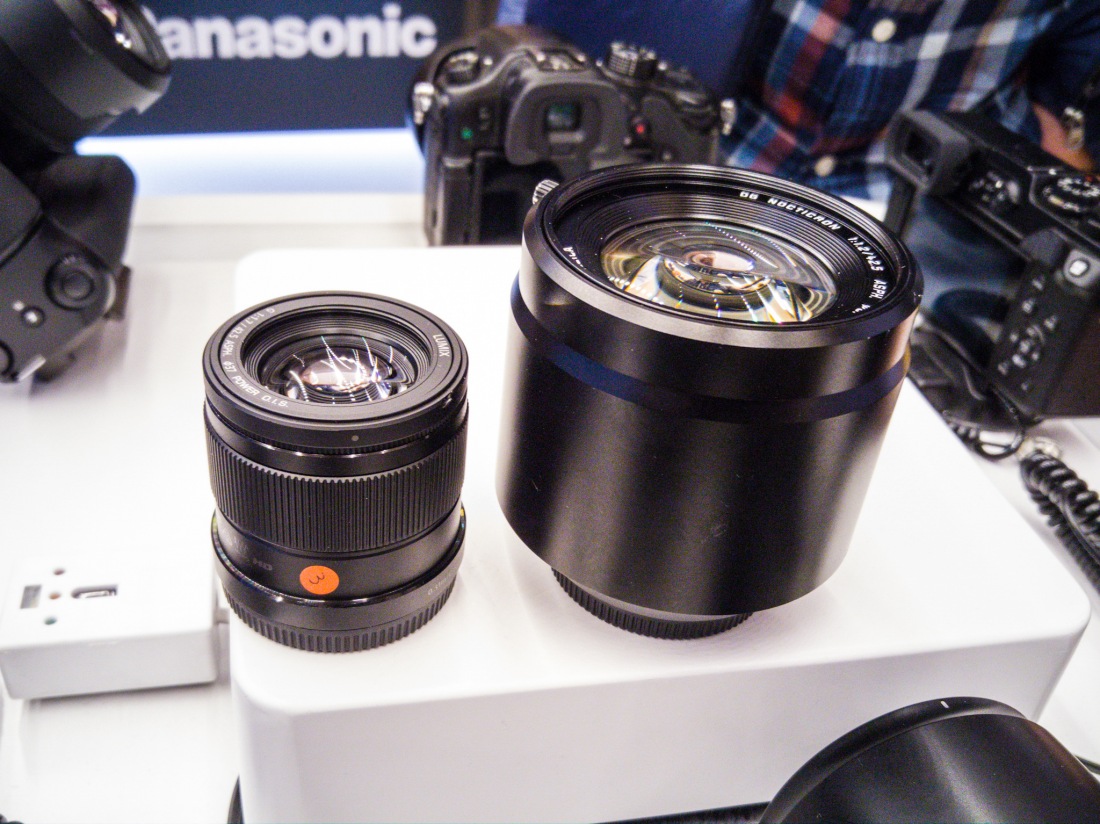 Foto: Martin Zehrer - Beide 42,5mm Brennweite aber einmal 1.2 und einmal 1.7 Lichtstärke... Objektive für MFT-Kameras am Messestand von Panasonic auf den Brenner-Fototagen in Weiden 