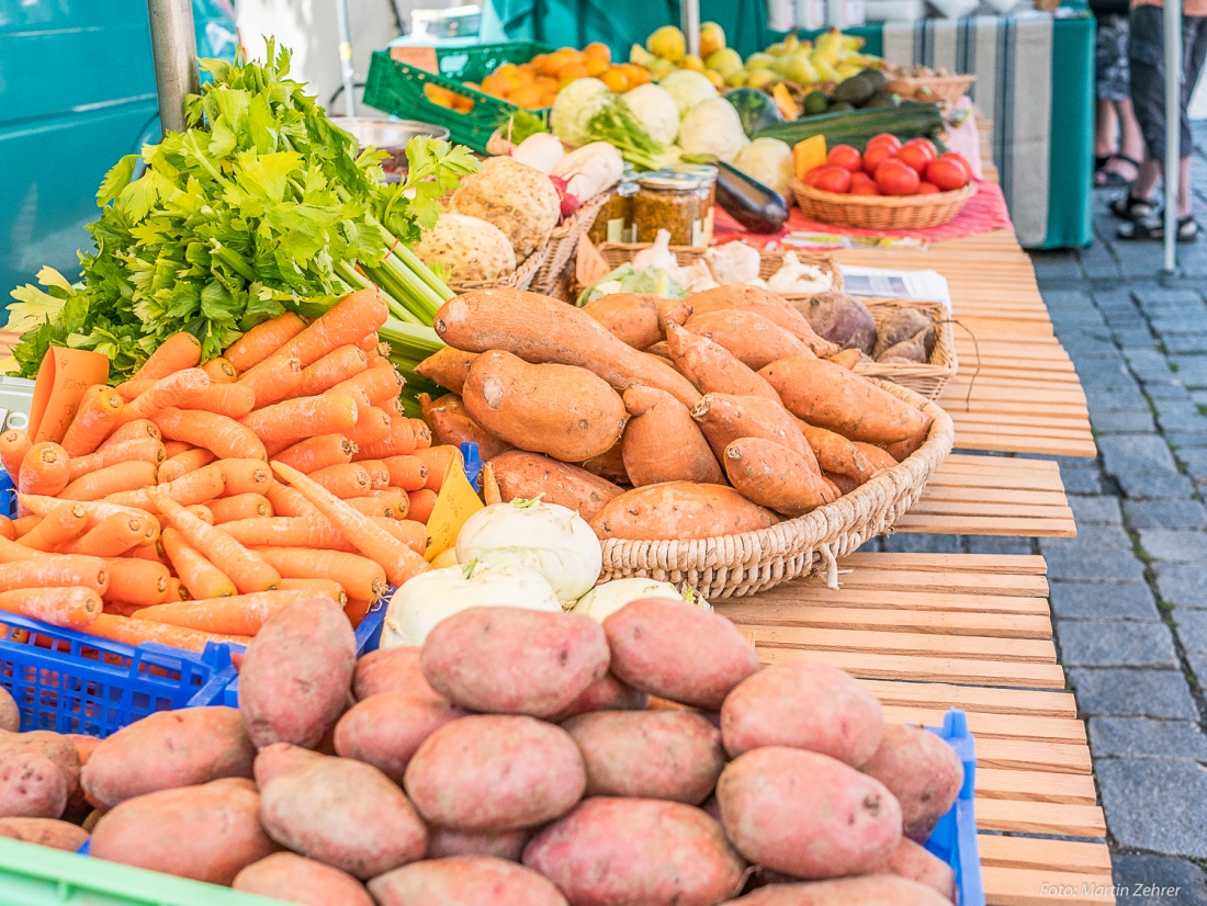 Foto: Martin Zehrer - Natürlich gabs auch Obst und Gemüse auf dem kemnather Bauernmarkt. 