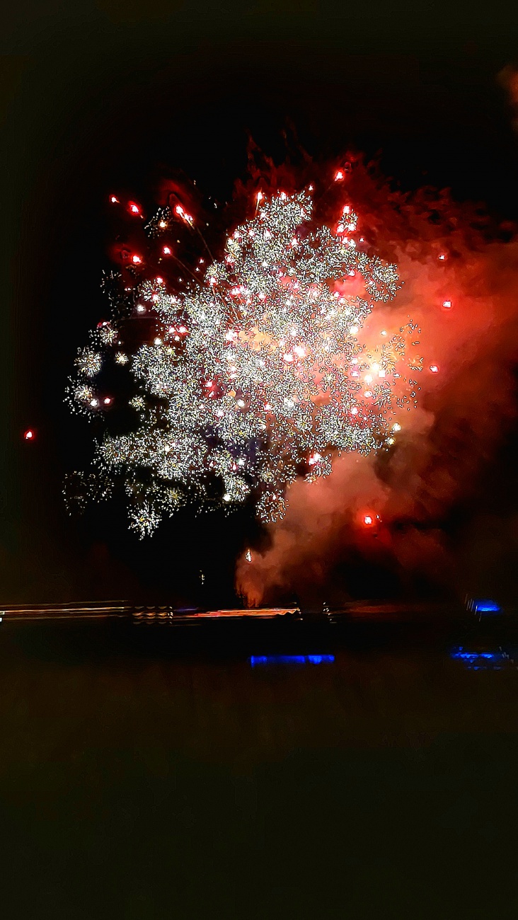 Foto: Martin Zehrer - Am Dienstag, den 19. August 2025, läutete ein riesiges Feuerwerk das Ende des Kemnather Wiesenfests ein. <br />
Tausende Besucher hatten viel Spaß und füllten fröhlich das ein 