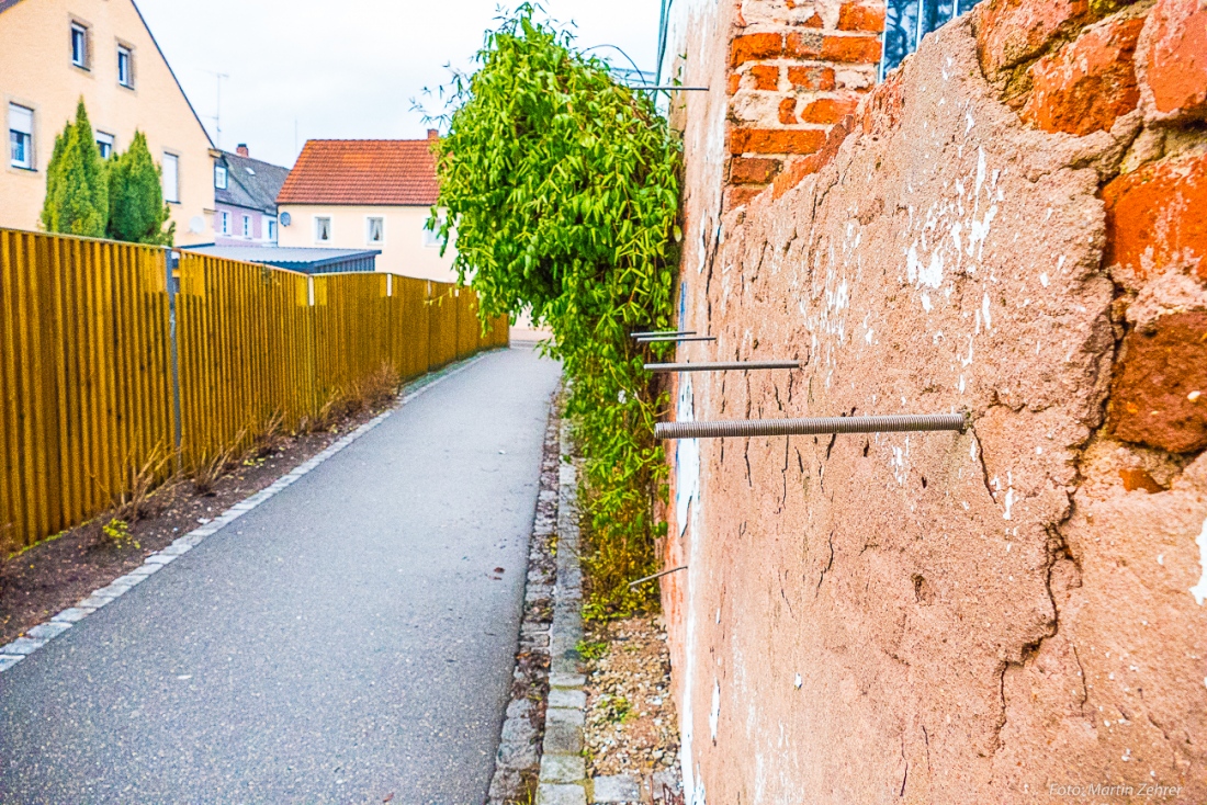 Foto: Martin Zehrer - Traditioneller Weihnachts-Spaziergang um Kemnath rum...<br />
<br />
Gewindestangen ragen aus der Wand... gefährliche Höhe für Fußgänger und Radfahrer, die vom Wege abkommen könnte 