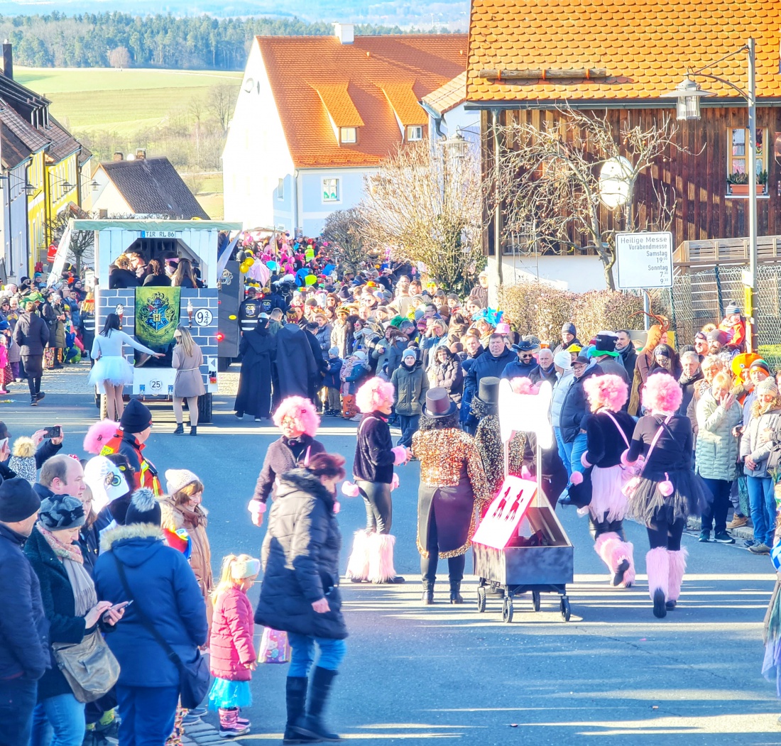 Kaiserwetter beim legendären Faschingszug in Waldeck. Die Hauptstraße ist gesäumt von vielen fröhlichen Menschen, die alle die wunderbaren Kostüme und Umzugswagen der verschiedenen Vereine und Gruppen bewundern. 