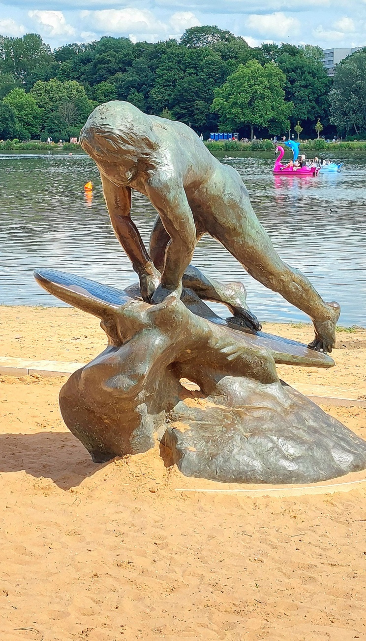 Foto: Martin Zehrer - Danke für die Korrektur. Hier ist die genauere Beschreibung:<br />
<br />
Der "Wellenreiter" ist ein Kunstwerk des Bildhauers Waldemar Grzimek, das sich am Wöhrder See in Nürnberg  