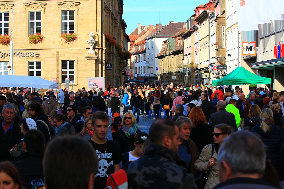 Foto: Martin Zehrer - Besucher auf dem Antikmarkt in Bamberg. Was gibt es hier nicht alles zu sehen ;-)<br />
<br />
3.10.2013 