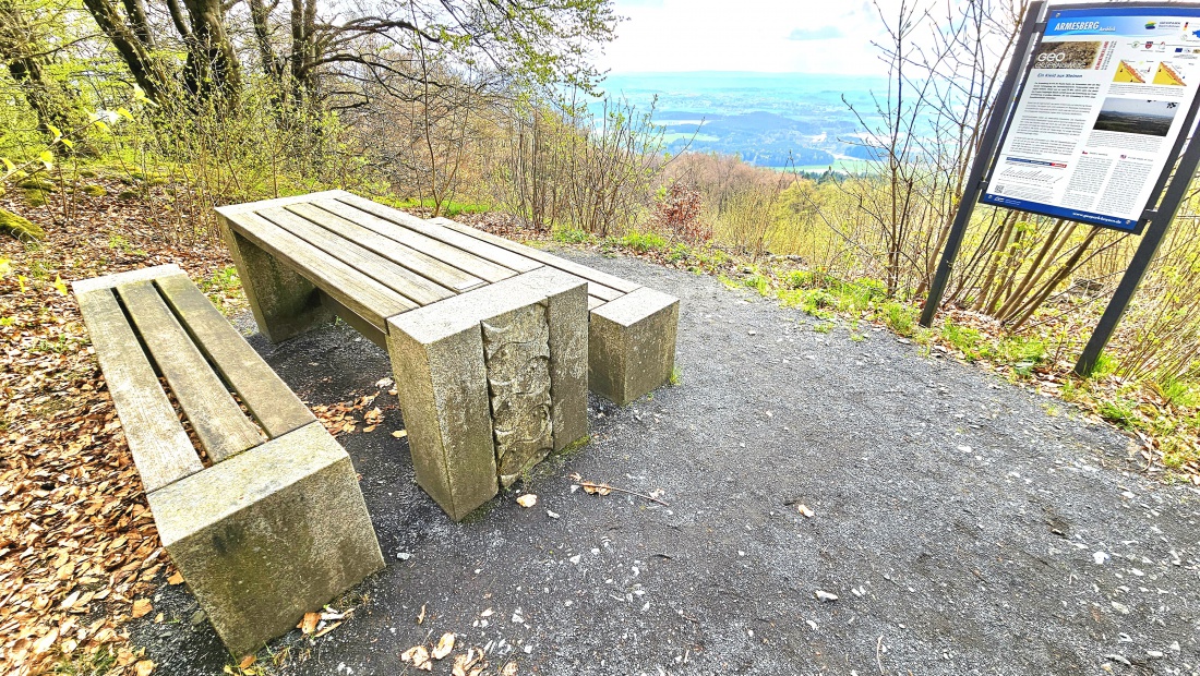 Der Aussichtsplatz auf dem Armesberg. Hier kann man gemütlich rasten und die überwältigende Aussicht übers Krmnather Land genießen.