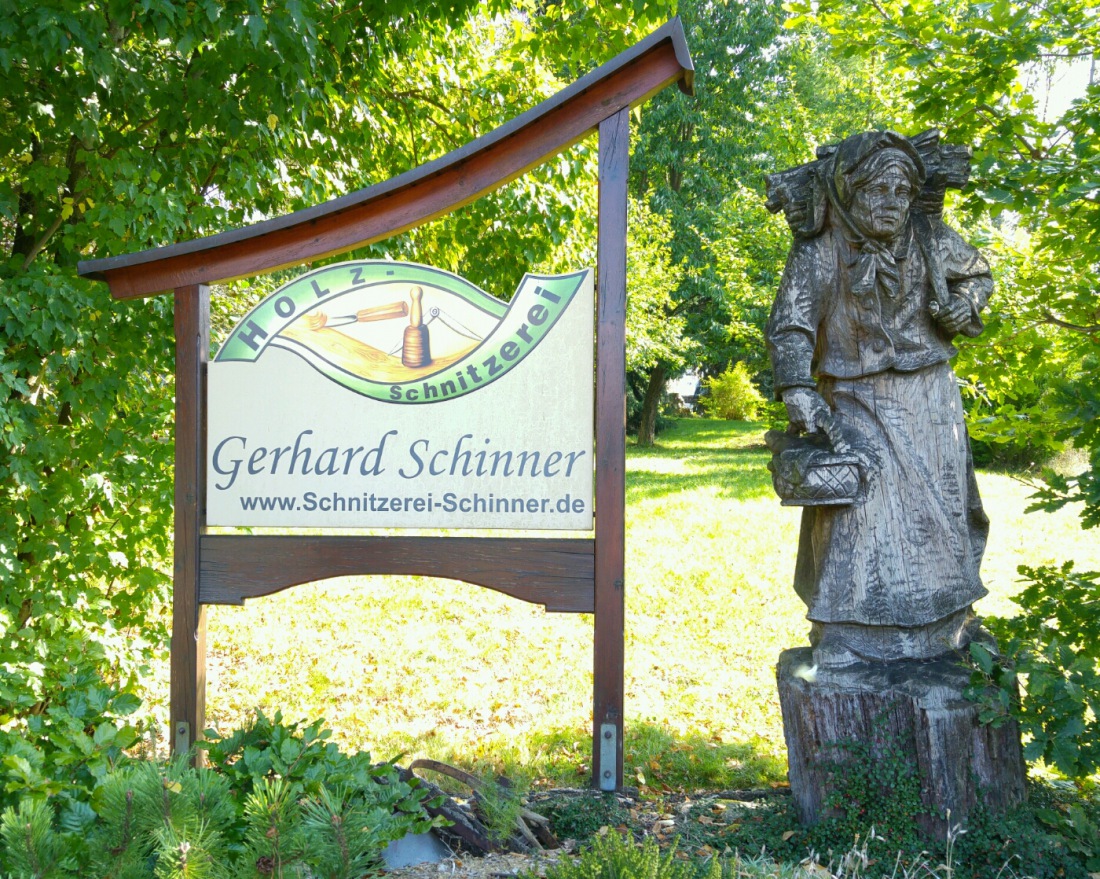 Foto: Martin Zehrer - Holzfigur in Weihermühle, gschnitzt von Gerhard Schinner.<br />
<br />
Die alte Frau hat einen Korb in der Hand und auf dem Rücken eine Gragzn, die scheinbar mit Holz beladen ist.  