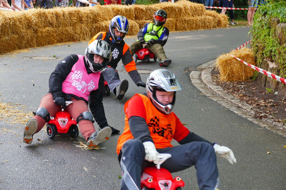 Foto: Martin Zehrer - Kurven-Meister auf Bobbycars!<br />
<br />
Genial - Die legendären Bobbycar Meisterschaft in Preißach. <br />
"Den of Vice" veranstaltete heute das 3. Bobbycar-Rennen durch die Ortschaf 