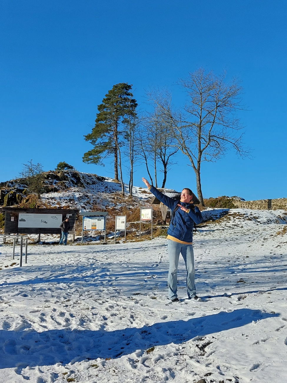 Foto: Martin Zehrer - Herrliche Winter-Wanderung zum waldecker Schlossberg.<br />
Sonne, blauer Himmel und ein Rucksack mit guter Brotzeit.<br />
Was für ein wunderschöner Tag zu zweit! :-) 