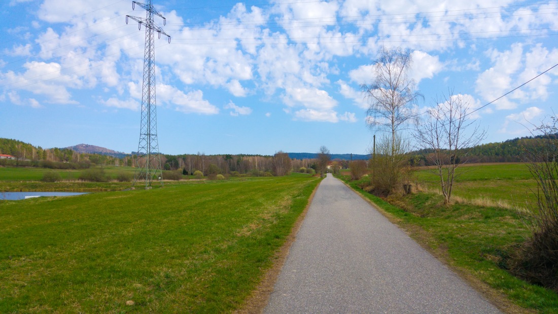 Foto: Martin Zehrer - Wandern von Kemnath zum Armesberg ins Mesnerhaus...<br />
Links vom Strommasten, im Hintergrund, ist der Vulkankegel Armesberg zu erkennen. Dort müssen wir hin! 