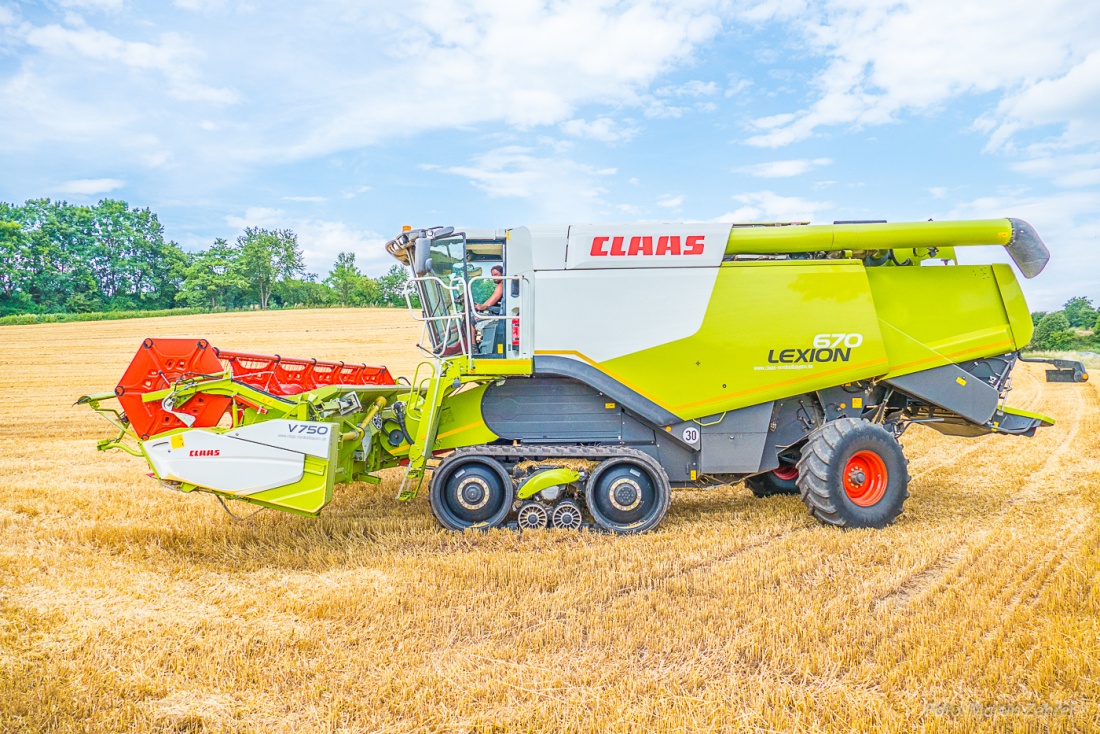 Foto: Martin Zehrer - Ein Claas Lexion 670 mit Raupen-Fahrwerk zwecks besserer Traktion und Bodendruck-Verteilung... 