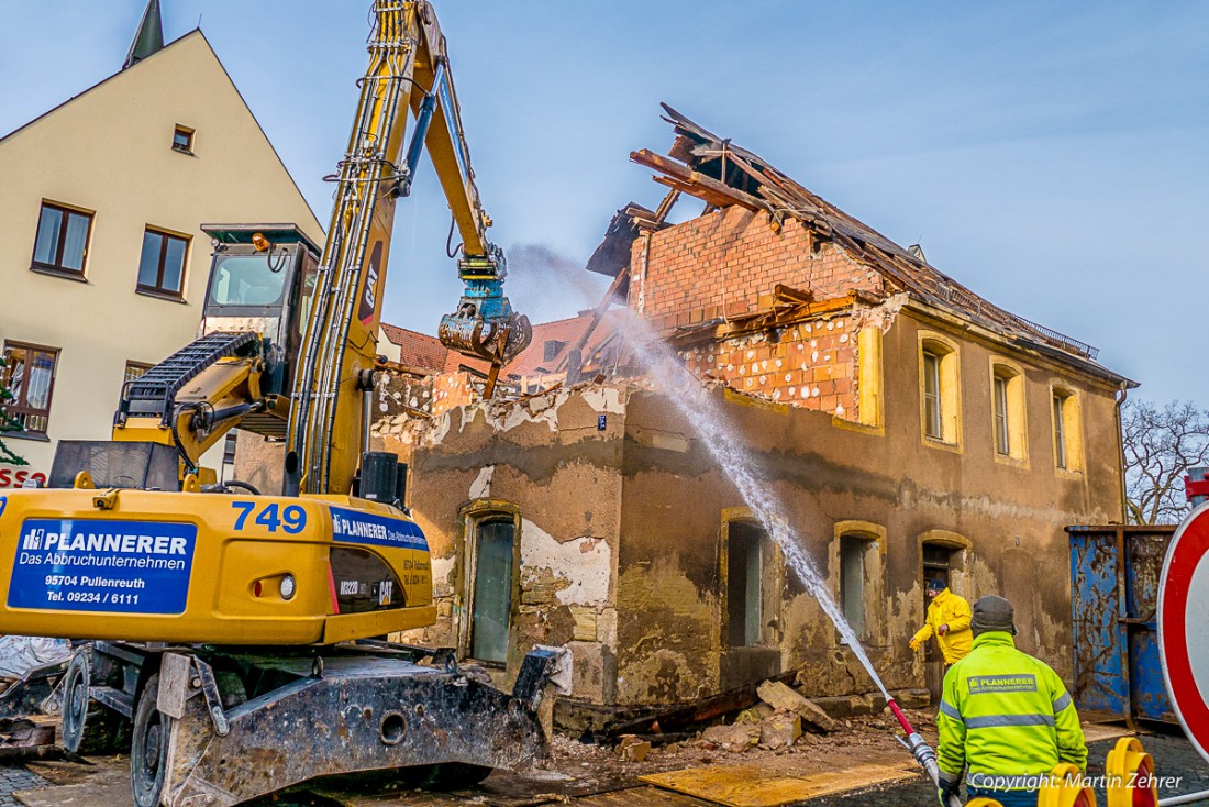 Foto: Martin Zehrer - Während der Abbrucharbeiten wird kontinuierlich Wasser zur Vermeidung von Staub in die Baustelle gespritzt. 