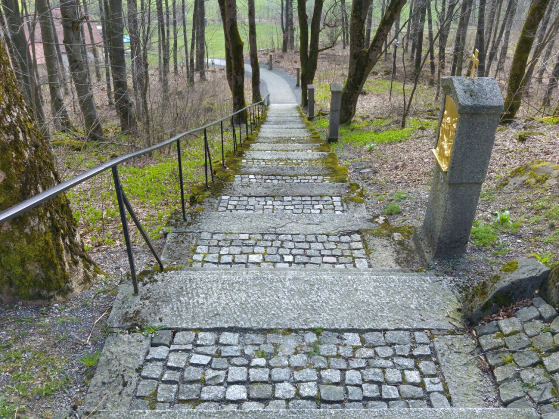 Foto: Martin Zehrer - Treppe hoch zur Kirche auf dem Armesberg 