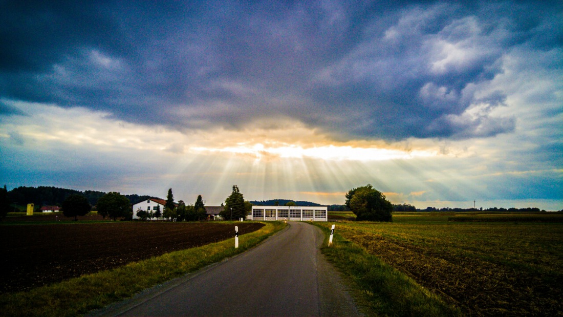 Foto: Martin Zehrer - Es schleichen Sonnenstrahlen durch die Wolken... 