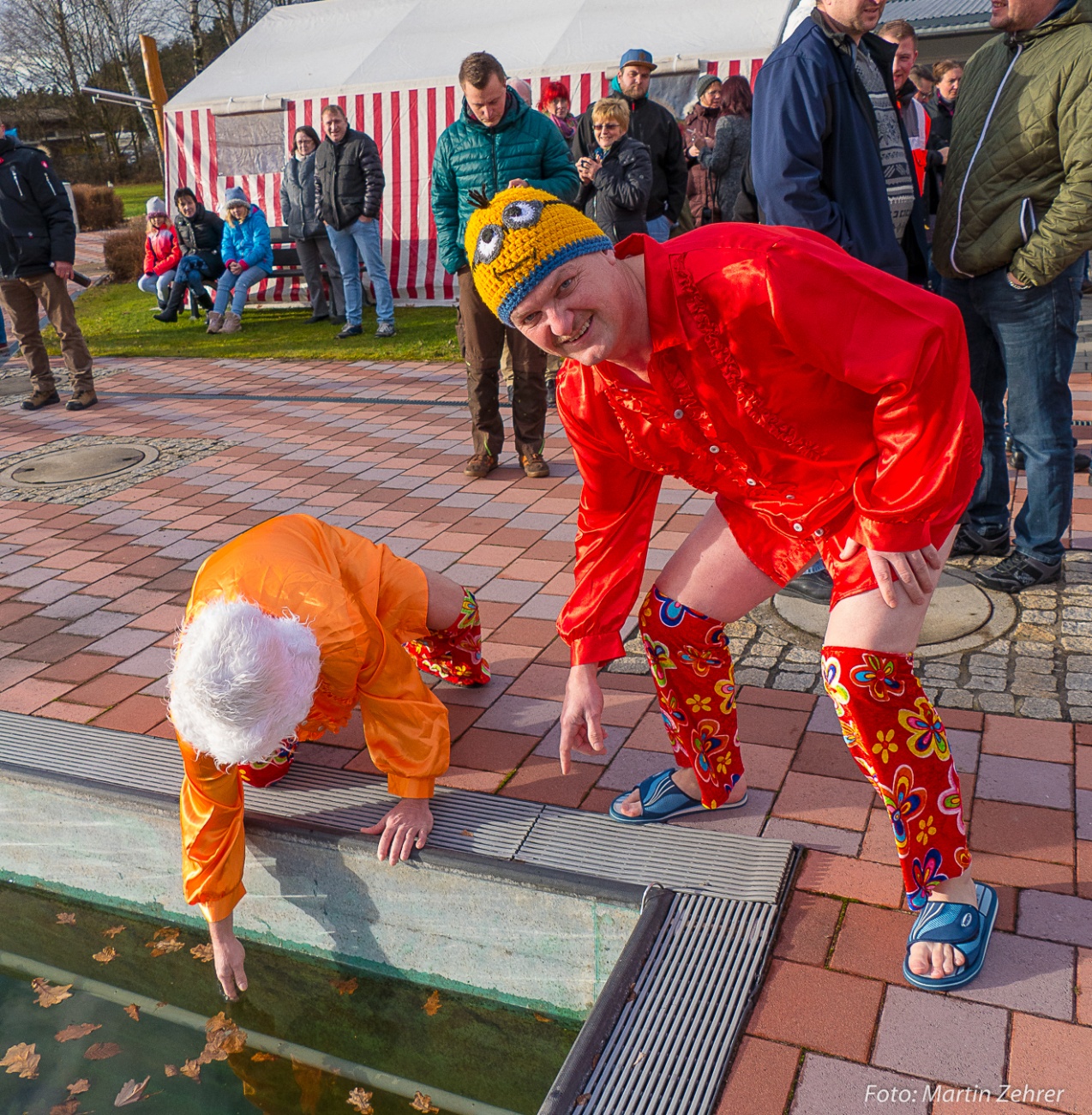 Foto: Martin Zehrer - Zwei Mitglieder des SCHWARTEN-CLUBS testen die Wassertemperatur mit hochtechnologischen Messgeräten (Finger) und wundern sich über die hohe Wassertemperatur von 2,9 Grad. 