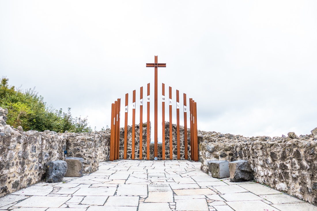 Foto: Martin Zehrer - Die offene Kirche auf dem Schlossberg bei Waldeck.<br />
Hier wurden bzw. werden auch Gottesdienste gefeiert. 