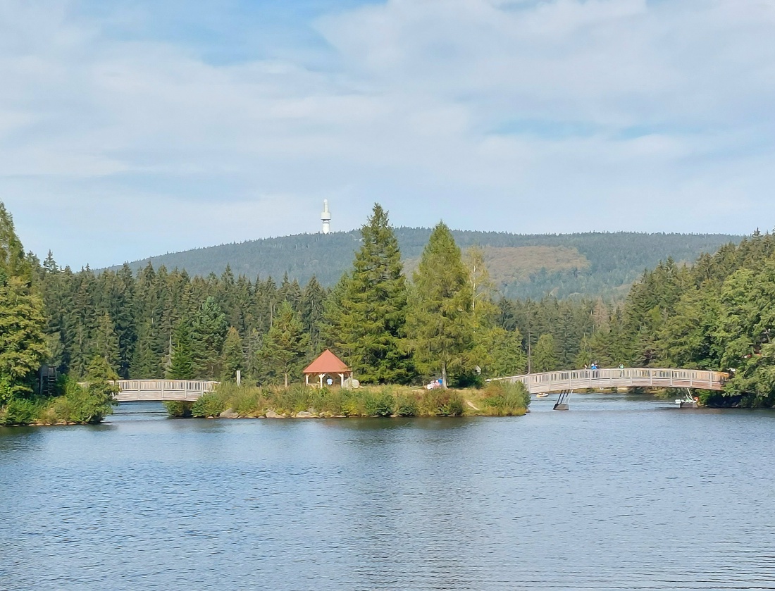 Foto: Martin Zehrer - Zu erkennen sind die beiden Brücken,  die über den Fichtelsee führen.<br />
Ganz im Hintergrund, am Bergkamm, ist der ehemalige Abhörposten Schneeberg zu erkennen.  