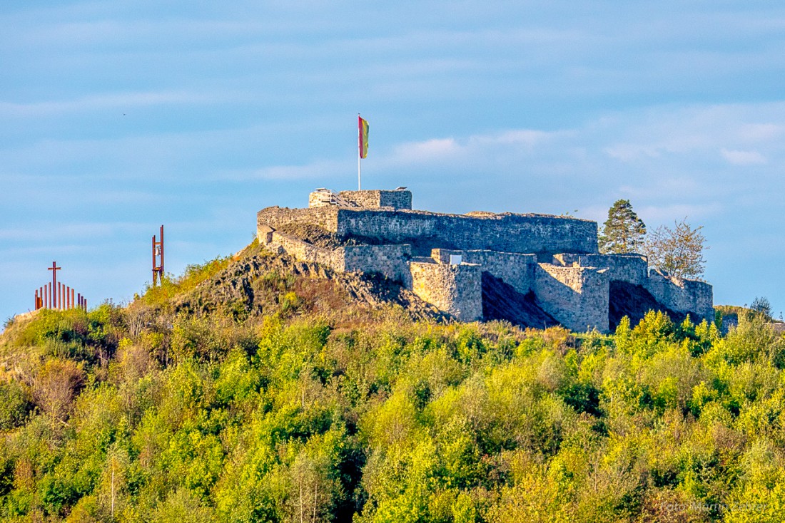 Foto: Martin Zehrer - Der Schlossberg bei Waldeck mit seiner Burgruine in der Morgen-Sonne 