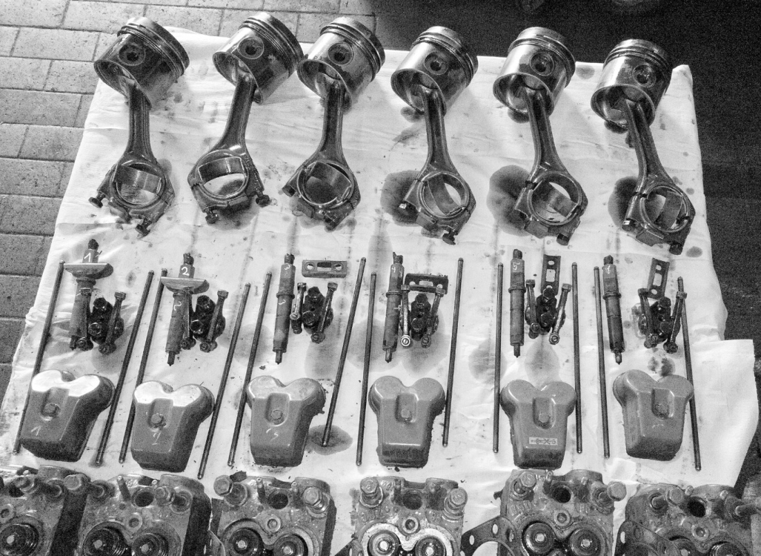Foto: Martin Zehrer - Es ist angerichtet... Kolben, Kipphebel, Stößelstangen, Ventildeckel und Zylinderköpfe eines MWM-Dieselmotors... <br />
 