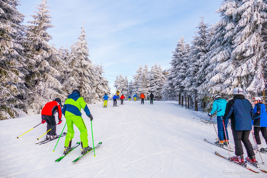 Foto: Martin Zehrer - Rüber über den Ochsenkopf-Gipfel, zur anderen Ski-Piste. Es gibt auf dem Ochsenkopf zwei Abfahrten. <br />
Die eine geht runter zur Ortschaft Fleckl, die andere zur Ortschaft  