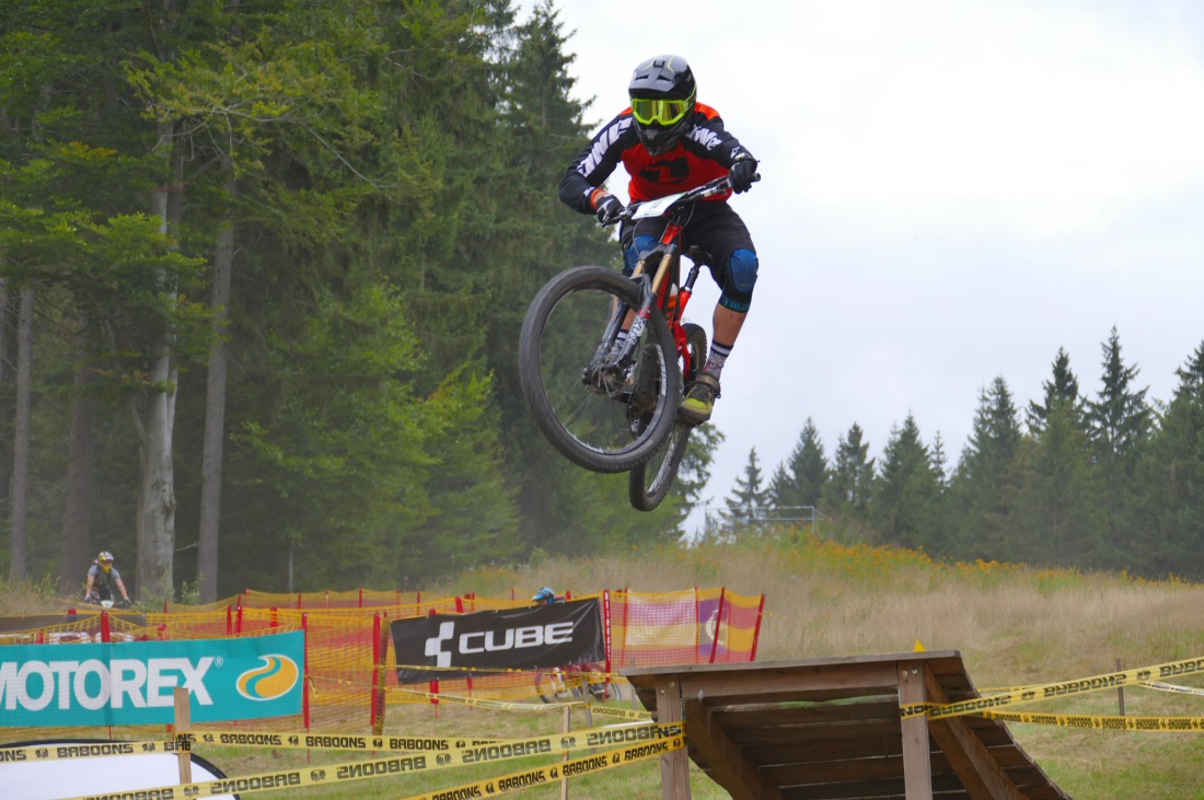 Foto: Martin Zehrer - Den Ochsenkopf hinunter rasen ;-)<br />
<br />
Heute ist Training und Startplatz-Rausfahren für morgen. Dieser Lauf zählt zur Enduro one Serie und wird auf der Downhillstrecke am O 