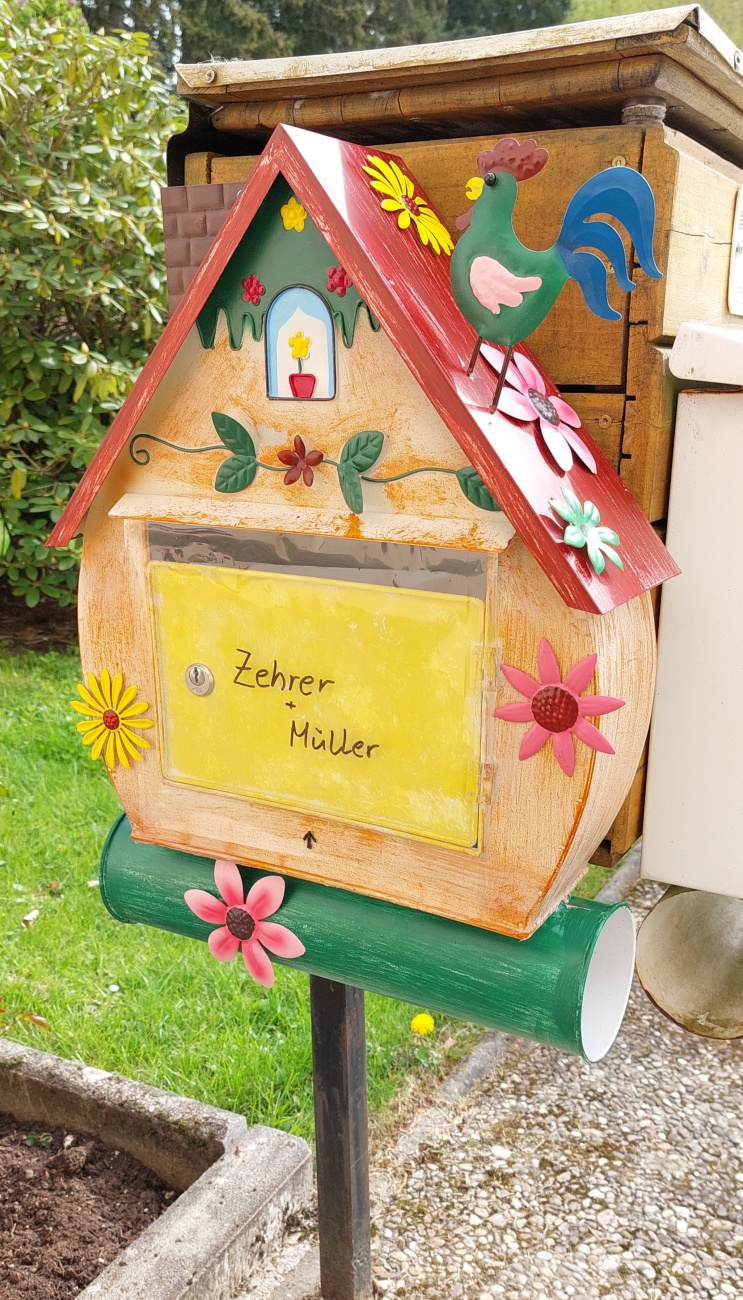 Foto: Martin Zehrer - Unser neuer Postkasten - sieht aus wie ein Elfen-Heim! :-) 