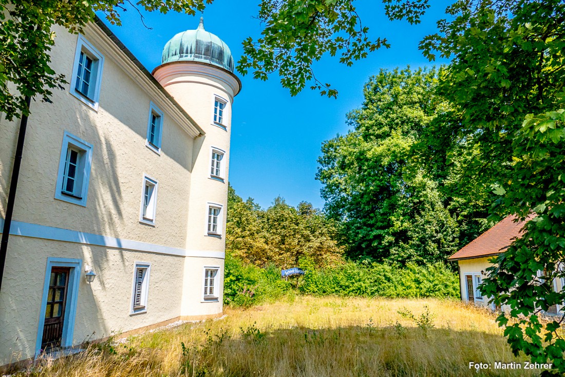 Foto: Martin Zehrer - Hier gehts zum Schlosspark. Im Hintergrund ist der Torbogen zum Biergarten zu erkennen... 