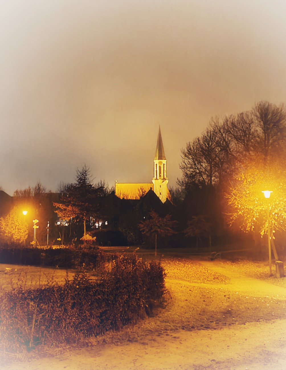 Foto: Jennifer Müller - Die kemnather Pfarrkirche Mariä Himmelfahrt mit ihrem 58 Meter hohem Turm erstrahlt im Schein der umliegenden Laternen. 