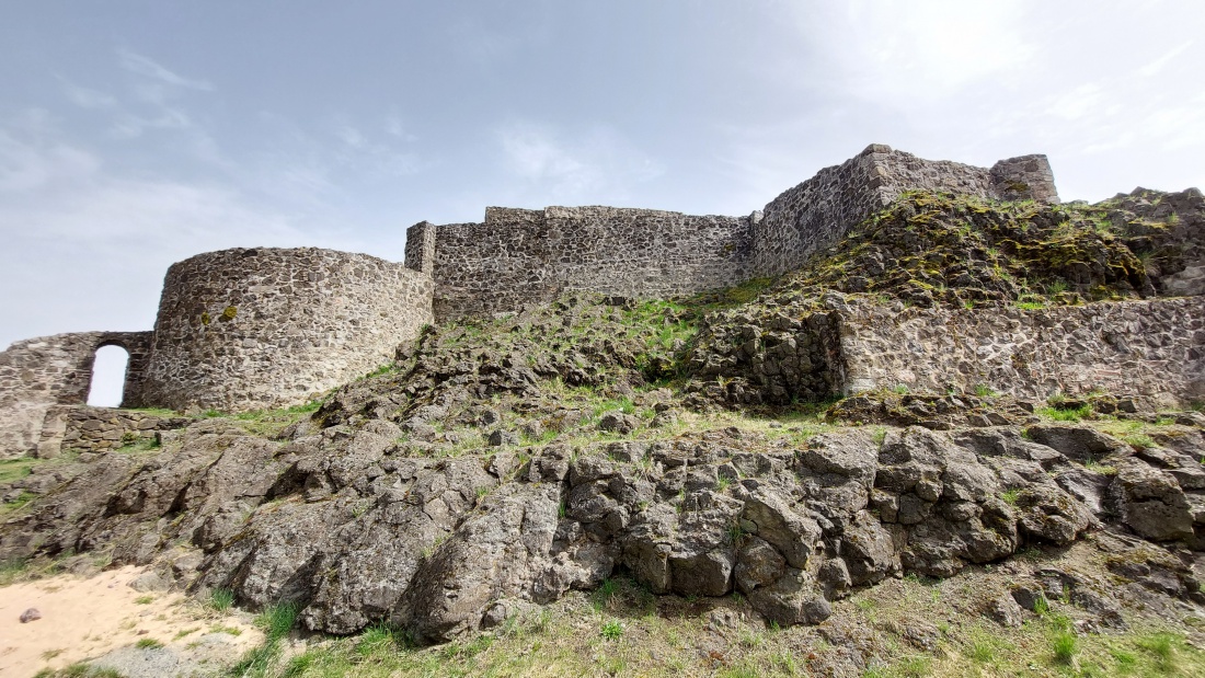 Foto: Martin Zehrer - Frühlingswanderung zur wunderschönen Burgruine auf dem Schlossberg bei Waldeck. 