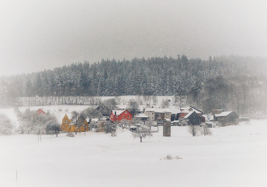 Foto: Jennifer Müller - Heut mal unterwegs im hessenreuther Wald. An diesem wunderbaren Fleckchen Erde kommt man einfach nicht vorbei ;-) Albenreuth eigebettet in fluffige Schneeflocken... 