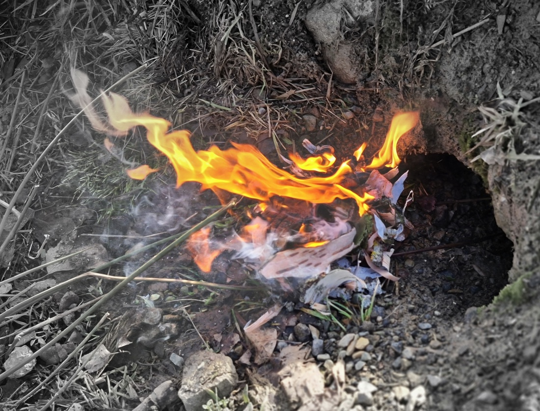 Foto: Jennifer Müller - Ein weiteres Feuerchen mit Birken-Rinde... ;-) 