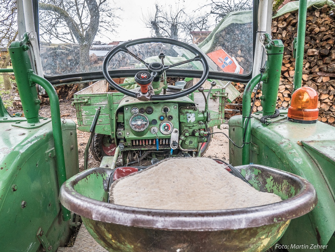 Foto: Martin Zehrer - Dankbare Arbeitsmaschine - Der Fendt Geräteträger...<br />
<br />
Aufgeräumte Kabine... Lenkrad, Armaturen, Sitz... 