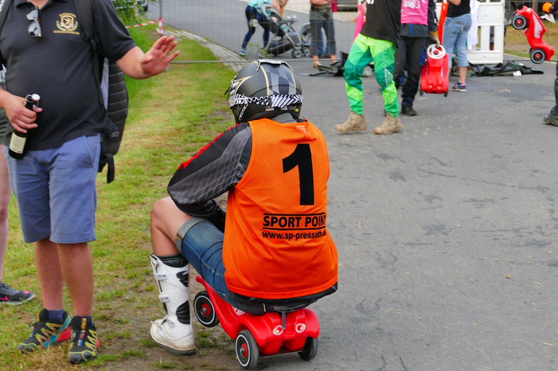 Foto: Martin Zehrer - Genial - Die legendären Bobbycar Meisterschaft in Preißach. <br />
"Den of Vice" veranstaltete heute das 3. Bobbycar-Rennen durch die Ortschaft Preißach. <br />
Zig Starter rasten  