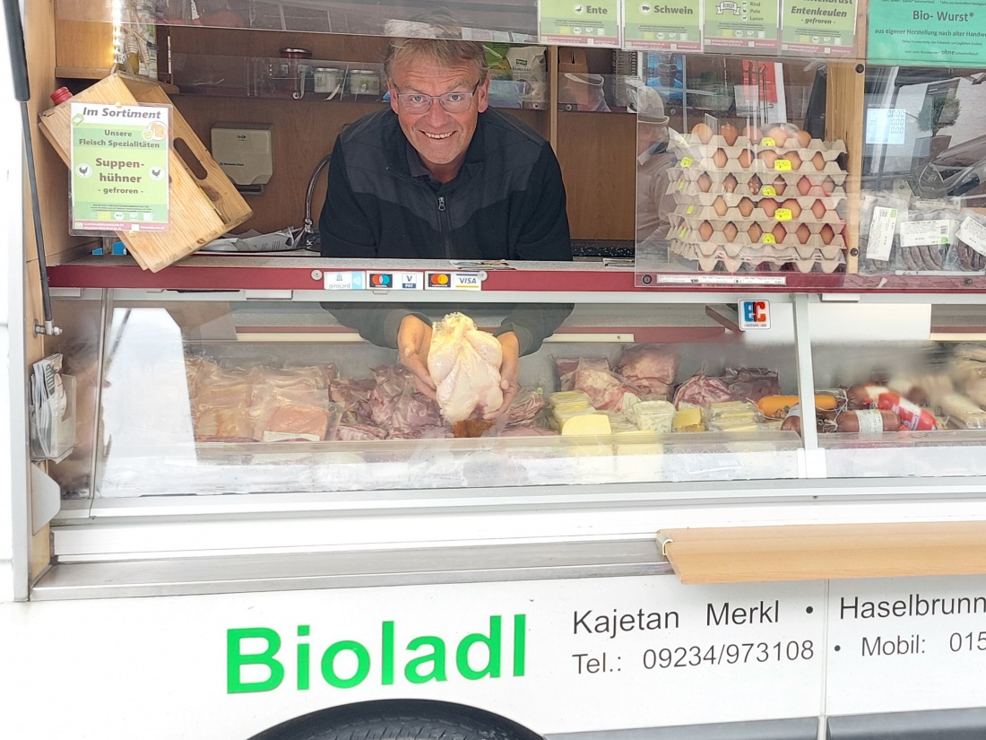 Foto: Martin Zehrer - Bioladl - Bio-Fleisch und Spezialitäten auf dem Bauernmarkt in Kemnath<br />
<br />
Wer Wert auf Bio-Qualität und traditionelle Handwerkskunst legt, ist am Stand von Kajetan Merkl  
