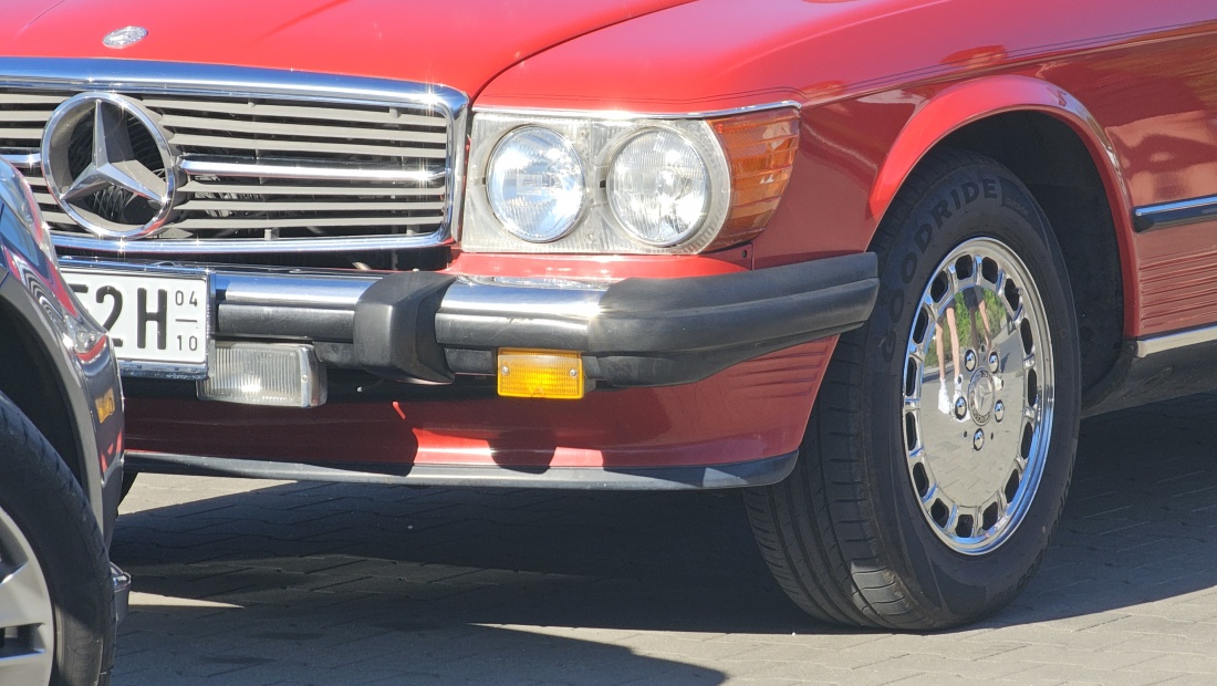 Mercedes 560SL V8 Oldtimer, US-Ausführung, gesehen auf dem Rewe-Parkplatz in Kemnath...

Laut Besitzer wurde dieses wunderschöne Fahrzeug aus den USA importiert und restauriert.