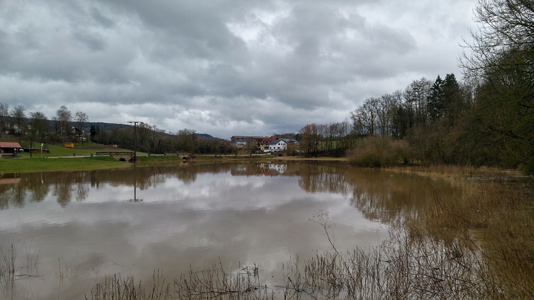 Foto: Martin Zehrer - Hochwasser kurz vor Bayreuth. Dies ist eigentlich eine Wiese und rechts davon fließt der Bach. <br />
Das Wetter war in den letzten Tagen doch sehr regnerisch... 16. März 2019 