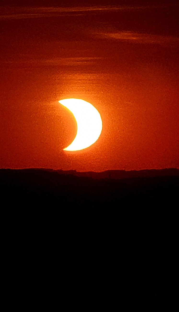 Sonnenfinsternis am 12. August 2026 um 20:32 Uhr.
Der Mond wandert bereits wieder aus der Sonne nach links heraus. Es wird wieder heller...
Von Godas aus fotografiert...