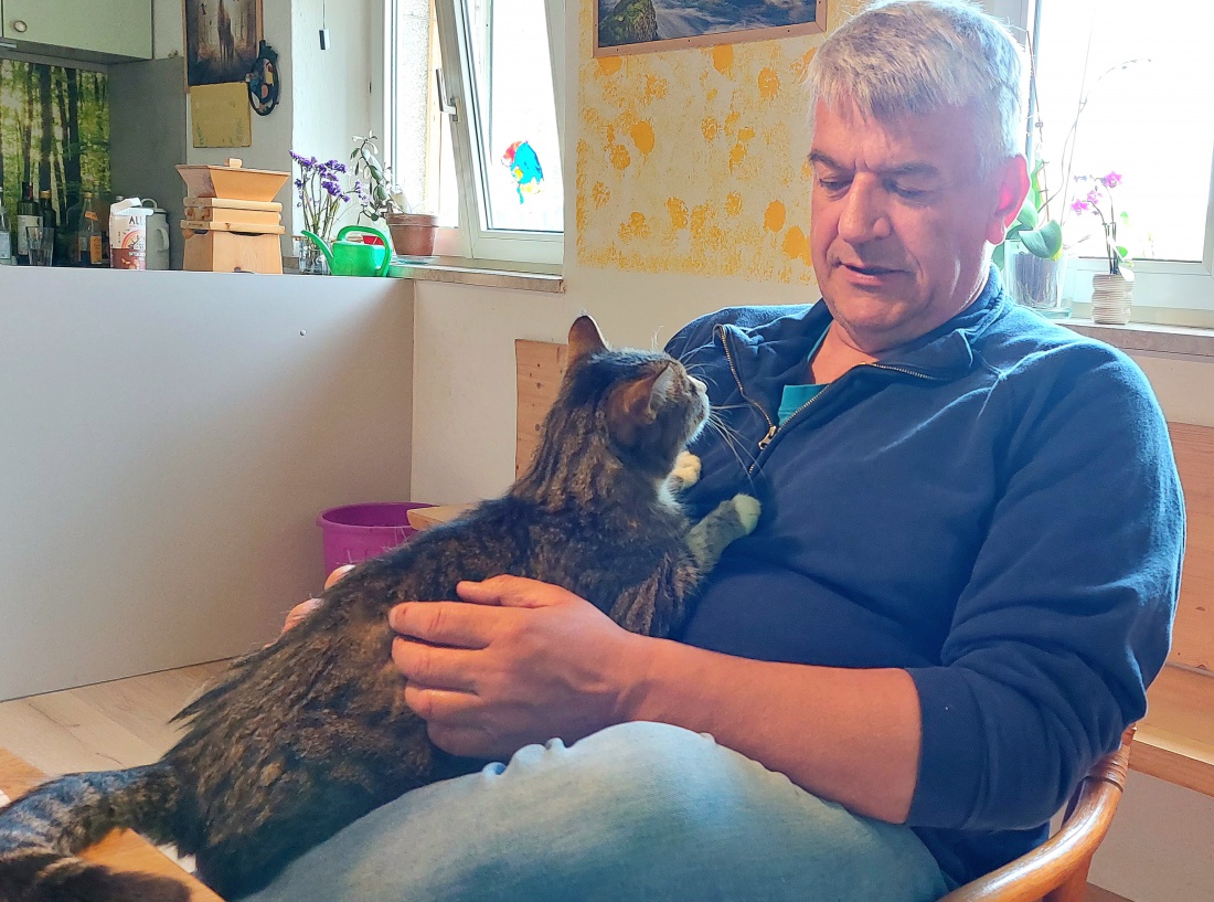 Foto: Martin Zehrer - Wenn Dich Deine Kumpel-Katze für noch mehr Streicheleinheiten hypnotisiert...  