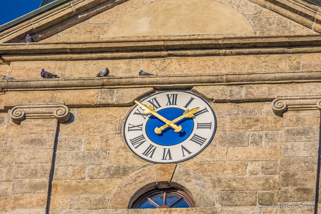 Foto: Martin Zehrer - Kirchturmuhr in Marktredwitz. Die Tauben sonnen sich in der Wintersonne - 28. Dezember 2015 