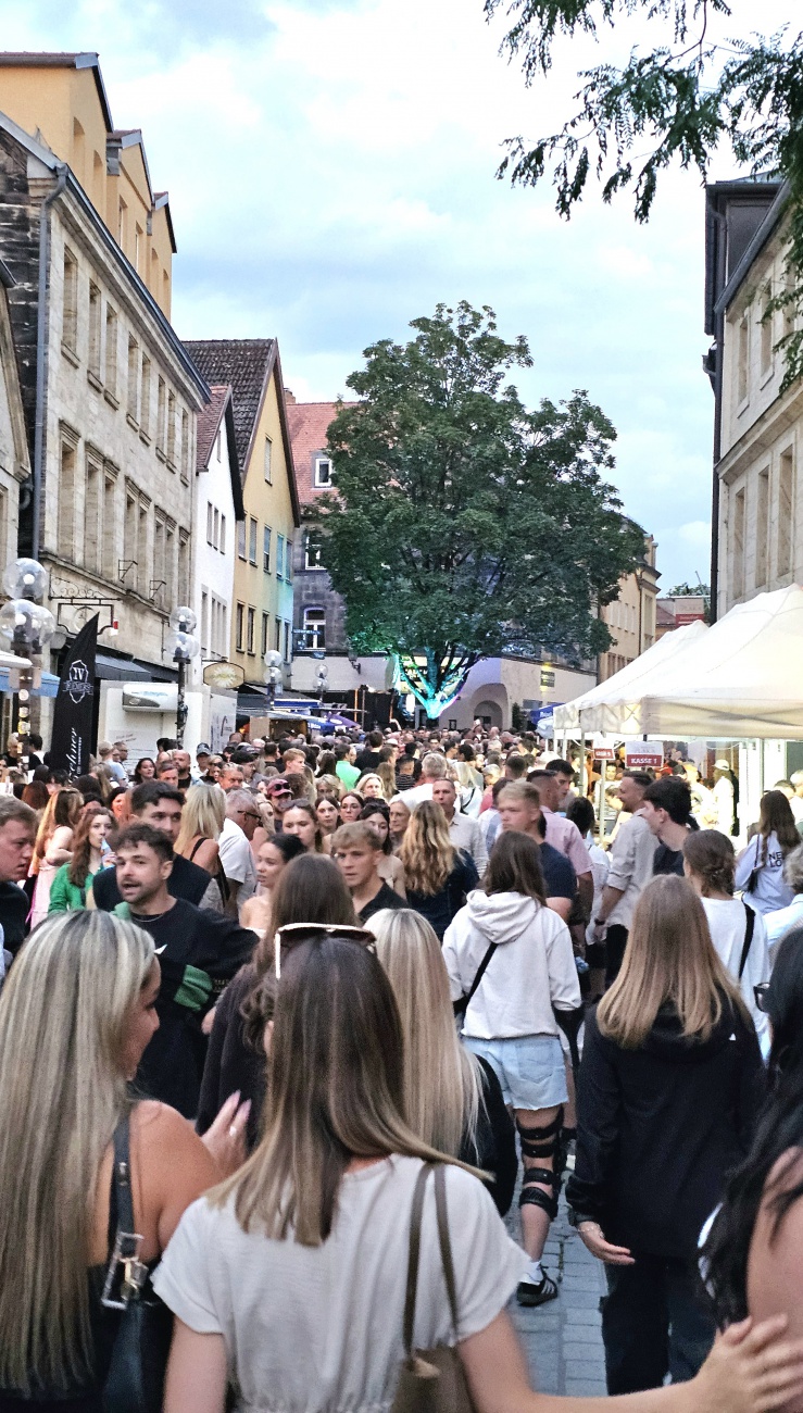 Das Bayreuther Bürgerfest war ein Menschen-Magnet...
Die Straßen und Gassen um die Fußgängerzone säumten sich mit fröhlichen Menschen. Alle Cafes und Kneipen waren gut besucht. Musik tönte an jeder Ecke...
Die Fußgängerzone selbst war eine einzigartige Fest-Mile...
