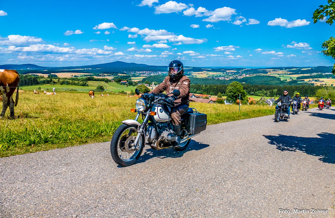 Foto: Martin Zehrer - Eine schöne BMW - Nur noch wenige Meter, dann ist der Armesberg erklimmt. 