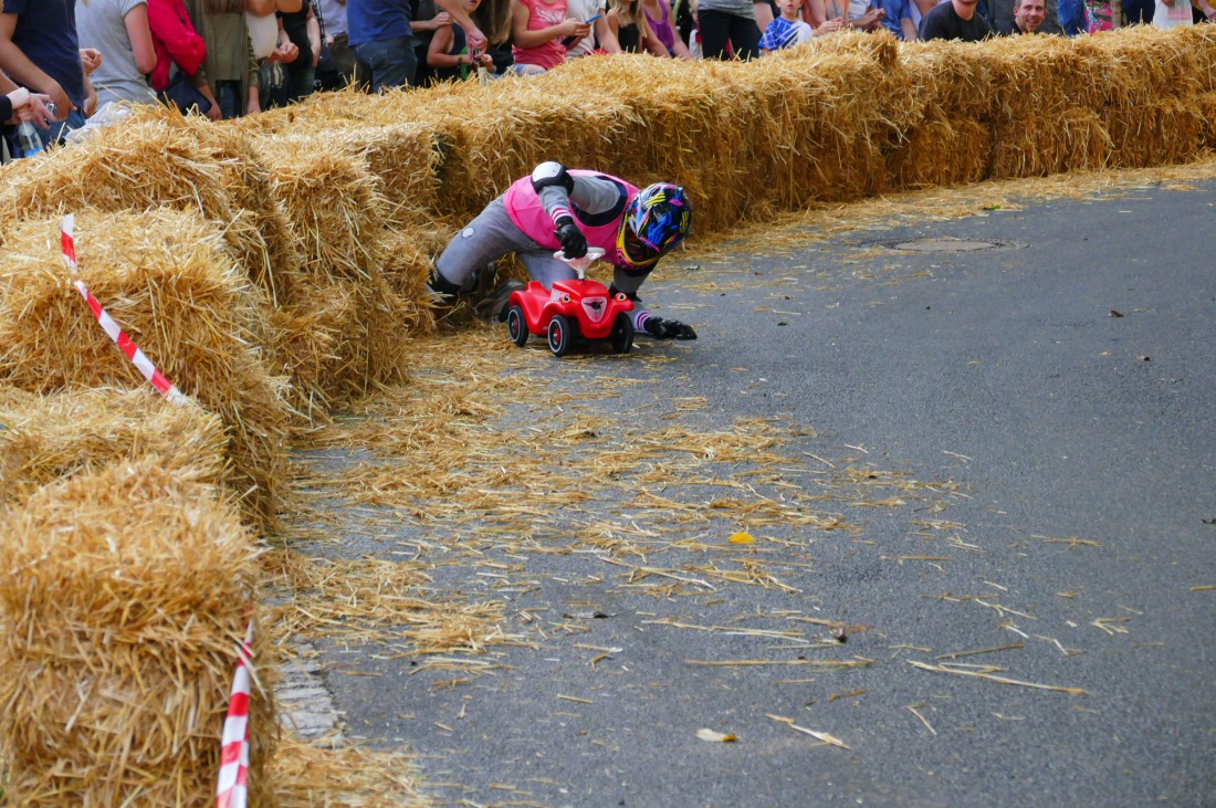 Foto: Martin Zehrer - Genial - Die legendären Bobbycar Meisterschaft in Preißach. <br />
"Den of Vice" veranstaltete heute das 3. Bobbycar-Rennen durch die Ortschaft Preißach. <br />
Zig Starter rasten  