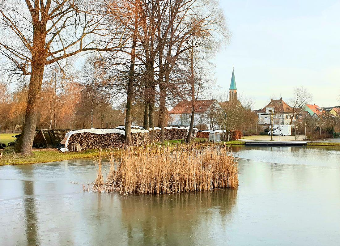 Foto: Martin Zehrer - Der Eisweiher in Kemnath. Ein wenig ist er zugefroren. Im Hintergrund ist die Kirche von Kemnath zu erkennen. 