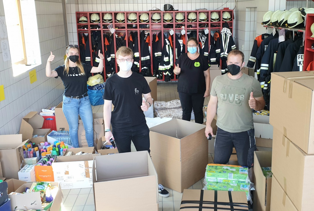 Foto: Martin Zehrer - Die Feuerzwerge Kulmain packen dringend benötigte Hilfspakete für die Hochwasser-Betroffenen.<br />
An zwei Tagen, Mittwoch 21. und Donnerstag 22. Juli 2021, nahmen die Mitgli 
