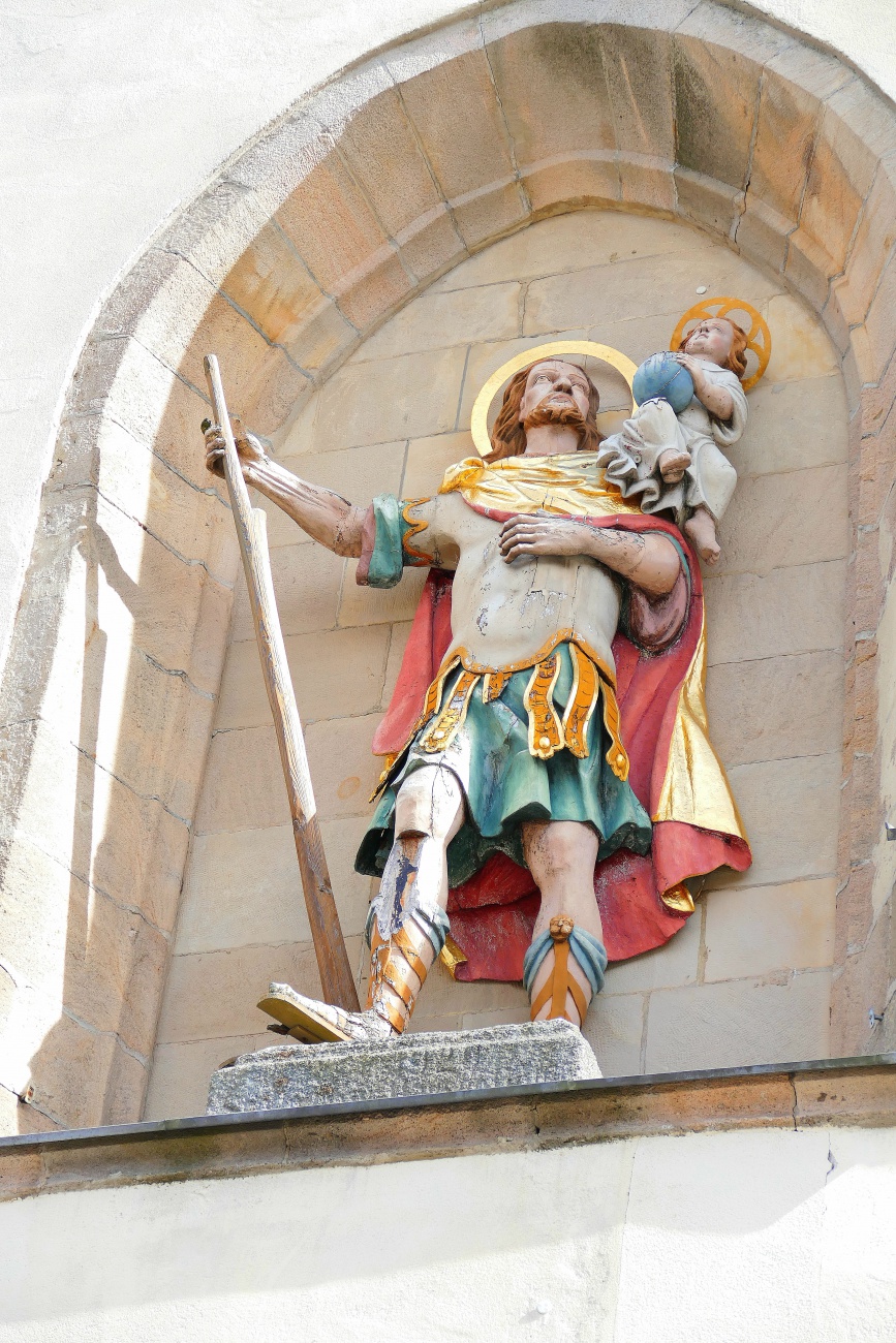 Foto: Martin Zehrer - Diese Figur steht in der Außenwand der kemnather Kirche.. 